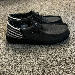 Like new Mens Hey Dude size 12